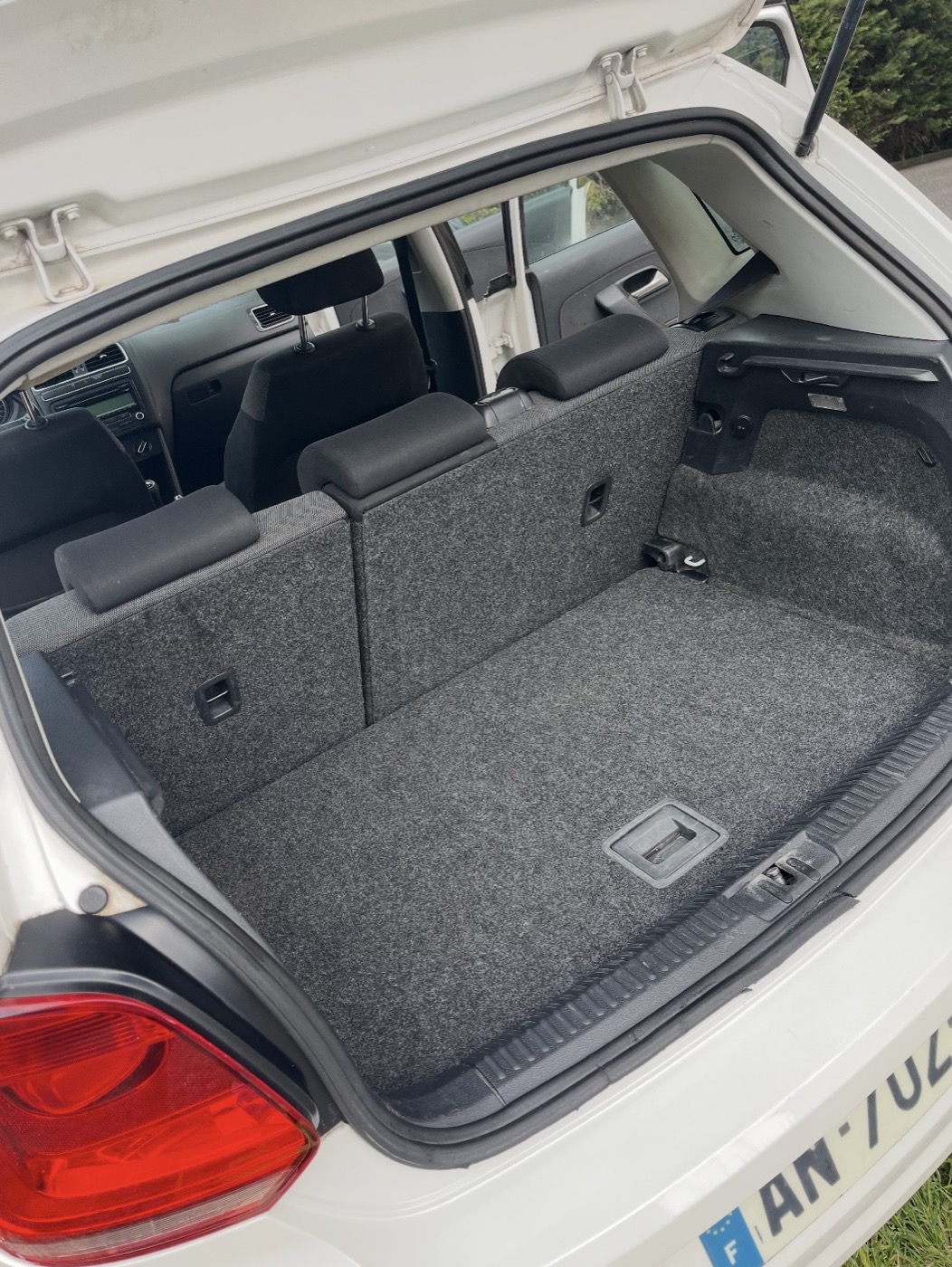 Nettoyage coffre voiture — résultat après Top Clean 84